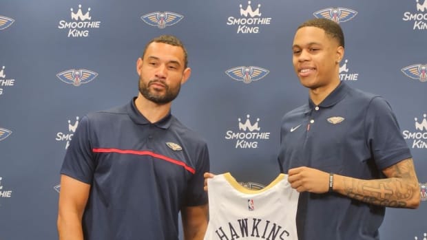 Jordan Hawkins Signs